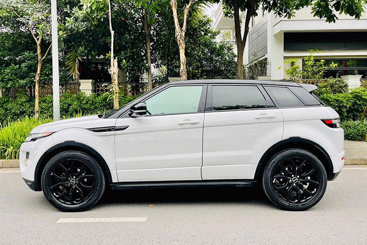 Range Rover Evoque đời 2012 sử dụng động cơ 2.0L tăng áp, cho công suất 240 mã lực và mômen xoắn 340 Nm, đi kèm hộp số tự động 6 cấp và hệ dẫn động 4 bánh toàn thời gian. Người bán khẳng định mức tiêu hao nhiên liệu của xe vào khoảng 8 10 lít/100 km, một con số khá ổn so với tuổi đời của xe và các dòng SUV châu Âu.