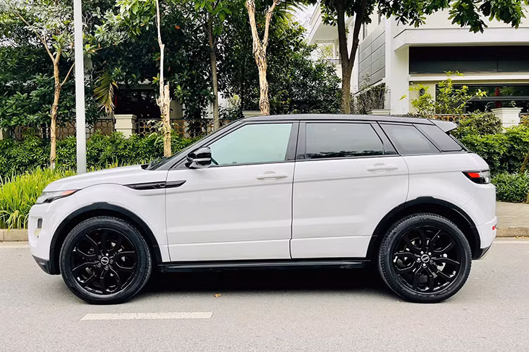 Range Rover Evoque đời 2012 sử dụng động cơ 2.0L tăng áp, cho công suất 240 mã lực và mômen xoắn 340 Nm, đi kèm hộp số tự động 6 cấp và hệ dẫn động 4 bánh toàn thời gian. Người bán khẳng định mức tiêu hao nhiên liệu của xe vào khoảng 8 10 lít/100 km, một con số khá ổn so với tuổi đời của xe và các dòng SUV châu Âu.