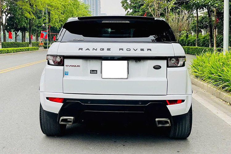 Tuy nhiên do trải qua hơn 13 năm sử dụng, các chi tiết máy móc và linh kiện của chiếc SUV hạng sang Range Rover Evoque 2012 này có thể đã xuống cấp, kéo theo chi phí bảo dưỡng và sửa chữa cao hơn so với xe mới.