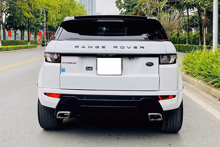 Tuy nhiên do trải qua hơn 13 năm sử dụng, các chi tiết máy móc và linh kiện của chiếc SUV hạng sang Range Rover Evoque 2012 này có thể đã xuống cấp, kéo theo chi phí bảo dưỡng và sửa chữa cao hơn so với xe mới.