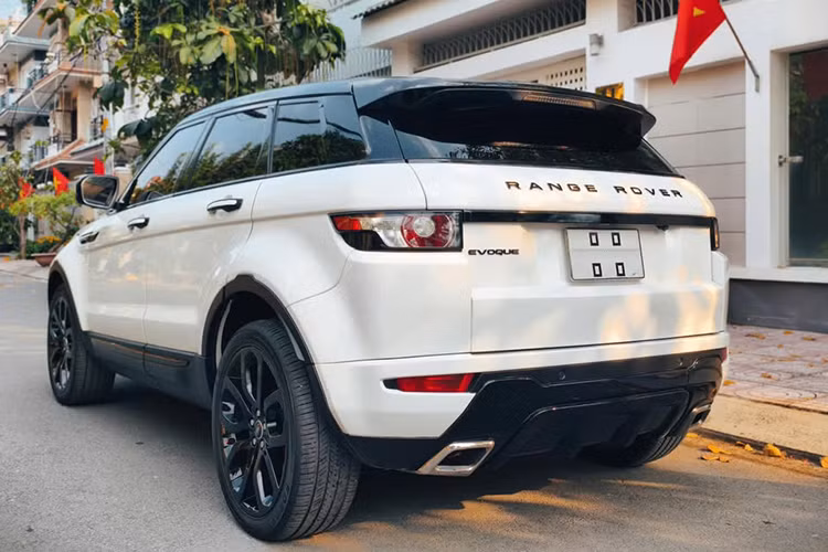 Người bán không chia sẻ nhiều về tình trạng kỹ thuật của xe. Tuy nhiên, theo hình ảnh được cung cấp, chiếc Evoque này vẫn giữ được diện mạo khá ổn. Ngoại thất với lớp sơn trắng còn tốt, đèn pha sáng và trong. Tuy nhiên, đèn sương mù đã ố vàng sau hơn một thập kỷ sử dụng.