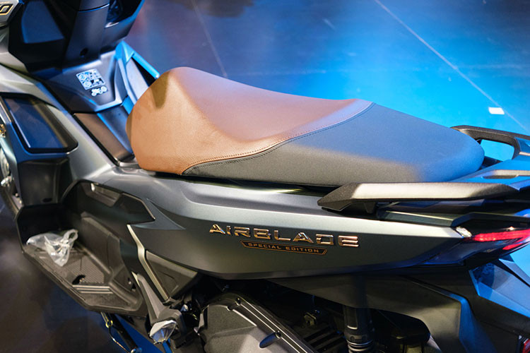 Chi tiết giúp phân biệt Air Blade 160 và Air Blade 125 là bộ tem trang trí bên ngoài cũng như các chi tiết như kính chắn gió trước và yên xe, trong đó con số 160 cách điệu trên phần yếm xe tạo nên phong thái khá thể thao. 