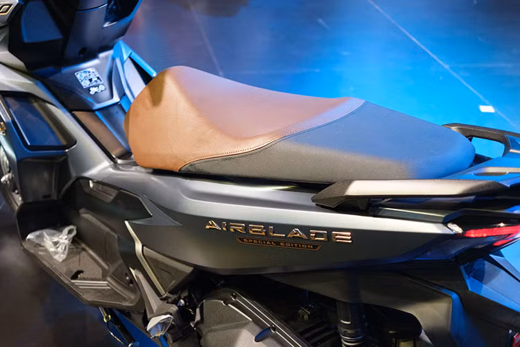 Chi tiết giúp phân biệt Air Blade 160 và Air Blade 125 là bộ tem trang trí bên ngoài cũng như các chi tiết như kính chắn gió trước và yên xe, trong đó con số 160 cách điệu trên phần yếm xe tạo nên phong thái khá thể thao. 