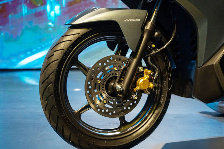 Sức mạnh của Air Blade 160 đến từ động cơ eSP+ dung tích 156,9 cc, 4 van, làm mát bằng dung dịch. Khối động cơ này có khả năng sản sinh công suất 15,2 mã lực tại 8.000 vòng/phút. Mức tiêu thụ nhiên liệu được công bố là 2,3 l/100 km. So với phiên bản 150cc trước đây, Air Blade 160 mạnh hơn 2,2 mã lực so với Air Blade 150.