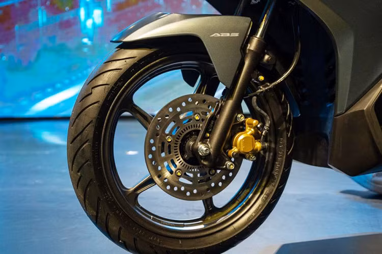 Sức mạnh của Air Blade 160 đến từ động cơ eSP+ dung tích 156,9 cc, 4 van, làm mát bằng dung dịch. Khối động cơ này có khả năng sản sinh công suất 15,2 mã lực tại 8.000 vòng/phút. Mức tiêu thụ nhiên liệu được công bố là 2,3 l/100 km. So với phiên bản 150cc trước đây, Air Blade 160 mạnh hơn 2,2 mã lực so với Air Blade 150.