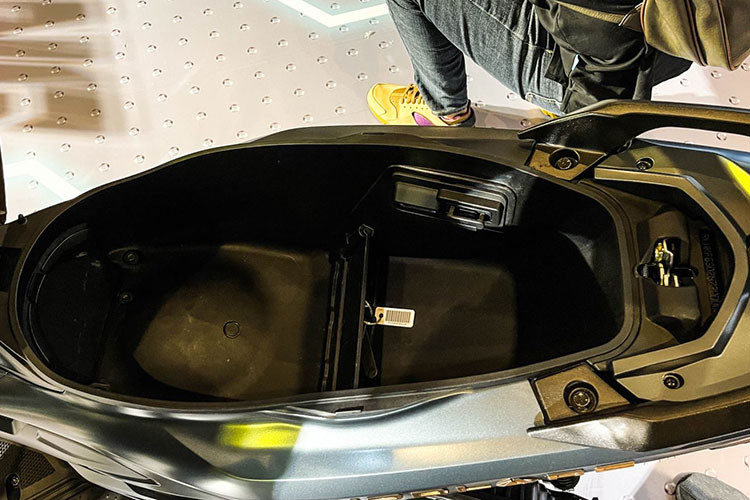 Air Blade là chiếc xe máy tay ga được đánh giá cao về tiện ích dù thiết kế không đi theo hướng thực dụng như đàn em Honda Lead. Trên Honda Air Blade mới có cốp 23,2L rộng hơn 22,7L trước đây, chứa được 2 mũ bảo hiểm, cổng sạc USB trong cốp đổi sang dạng USB 2.1A thay vì dạng cắm tẩu công suất bé 12W, giúp người dùng không phải mua thêm một cổng cắm chuyển đổi như thế hệ trước.