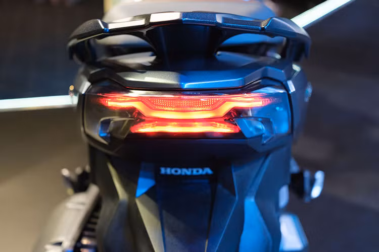 Điểm đáng tiền nhất trên một chiếc xe tay ga tầm trung như Honda Air Blade vẫn là hệ thống khóa thông minh Honda SMART Key. Mọi thao tác mở tắt khóa điện khá nhẹ nhàng bằng thao tác xoay vặn mà không cần cắm chìa. Việc ít thao tác giúp làm hài lòng khách hàng khi cần khởi động xe trong thời gian ngắn.