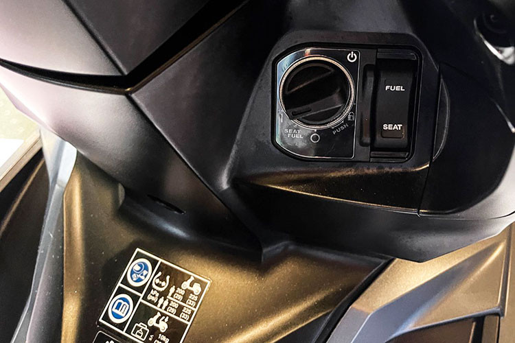 Thiết kế ngoại hình của xe từ phần trung tâm đến đuôi đã được tinh chỉnh lại nhằm đem đến một diện mạo hầm hố hơn, nhất là đầu xe vẫn giữ kiểu đèn pha LED toàn phần khá dữ, trong khi kích thước thân xe mang nét “thanh thoát và nhỏ gọn”. Qua đó góp phần giúp tạo sự chú ý khi di chuyển trong thành phố.