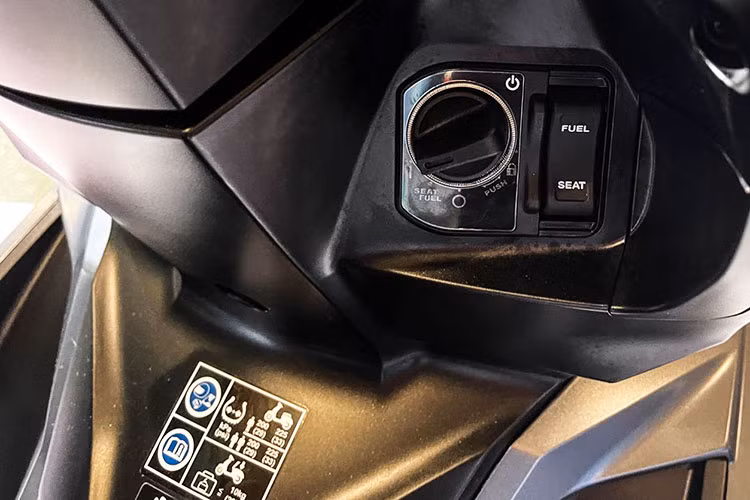 Thiết kế ngoại hình của xe từ phần trung tâm đến đuôi đã được tinh chỉnh lại nhằm đem đến một diện mạo hầm hố hơn, nhất là đầu xe vẫn giữ kiểu đèn pha LED toàn phần khá dữ, trong khi kích thước thân xe mang nét “thanh thoát và nhỏ gọn”. Qua đó góp phần giúp tạo sự chú ý khi di chuyển trong thành phố.