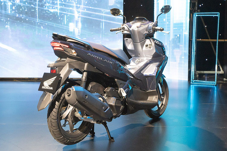 Bước sang thế hệ thứ 6, mẫu xe ga Honda Air Blade 2023 mới bên cạnh việc phát huy yếu tố thể thao truyền thống, tinh giản góc thừa và đề cao sự tinh tế ở các chi tiết thì việc có thêm động cơ 160cc khiến nhiều đối thủ cùng phân khúc phải lo lắng. Phiên bản này đã chính thức có mặt tại thị trường Việt Nam và có giá bán từ 55,99 đến 57,19 triệu đồng.