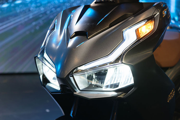 Ở những trải nghiệm thực tế đầu tiên, Honda Air Blade 160 2023 mới cho thấy đây vẫn là chiếc tay ga thích hợp nhất với giới trẻ Việt. Xe có cân nặng 113kg cùng chiều Dài x Rộng x Cao là 1.870mm x 686mm x 1.112mm, dễ dàng điều khiển với ngay cả người có chiều cao khiêm tốn.