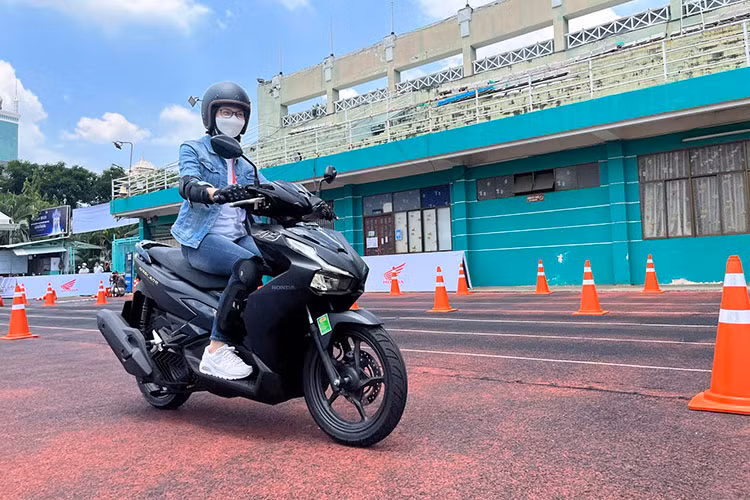 Theo như kết quả thử nghiệm, với vận tốc 40km/h, động cơ 125cc mới có có thể tăng tốc trong 6.2 giây với khoảng cách 100m (nhanh hơn 0.2 giây so với phiên bản tiền nhiệm). Khả năng leo quãng dốc 50m khi chở người phía sau, dốc nghiêng 10 độ đạt 5.9 giây.