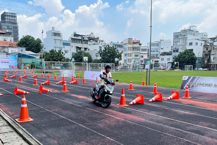 Bên cạnh việc nâng cao công suất, Honda Air Blade 160 và cả bản 125 được áp dụng bộ giảm thanh và làm sạch không khí chuyên dụng bên trong ống xả để tối ưu hóa hiệu suất tiêu hao nhiên liệu. Vì vậy, chiếc xe hoàn toàn phù hợp cho cả mục đích đi lại trong phố lẫn chạy đường trường, đáp ứng nhu cầu di chuyển của những bạn trẻ đam mê du lịch.