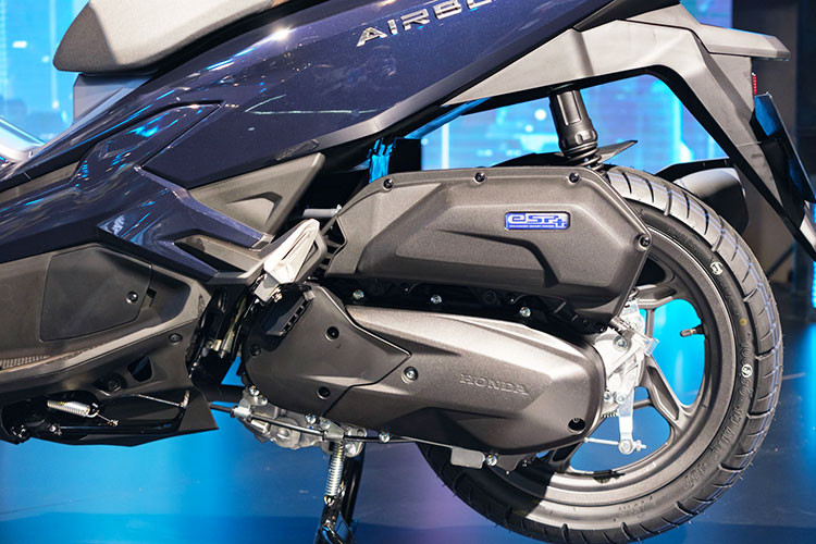 Ở thế hệ mới, cụm động cơ trên Honda Air Blade 160 đạt tiêu chuẩn khí thải Euro 3 nhờ thiết kế nhỏ gọn, tích hợp nhiều công nghệ tiên tiến bậc nhất. Mức công suất phiên bản Air Blade mới sở hữu cũng vượt trội hơn so với những phiên bản tiền nhiệm. Có thể thấy dễ dàng qua nước ga đầu, xe bốc và tăng tốc khá dứt khoát.