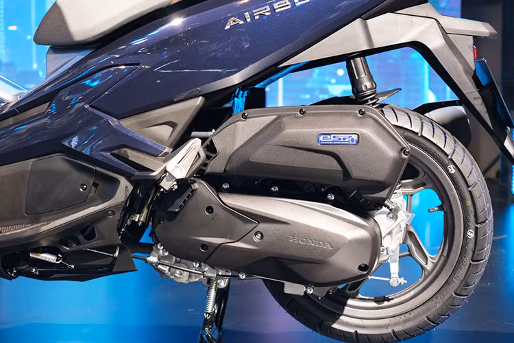 Ở thế hệ mới, cụm động cơ trên Honda Air Blade 160 đạt tiêu chuẩn khí thải Euro 3 nhờ thiết kế nhỏ gọn, tích hợp nhiều công nghệ tiên tiến bậc nhất. Mức công suất phiên bản Air Blade mới sở hữu cũng vượt trội hơn so với những phiên bản tiền nhiệm. Có thể thấy dễ dàng qua nước ga đầu, xe bốc và tăng tốc khá dứt khoát.
