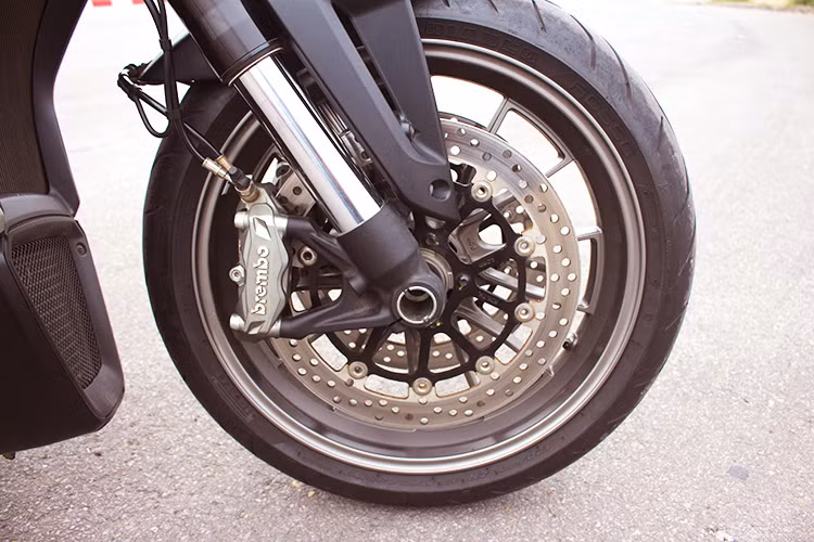 Về an toàn, xe được trang bị hệ thống phanh đĩa đôi phía trước (đường kính 320mm với 4 piston do Bremble cung cấp) và đĩa đơn phía sau (265mm), hệ thống giảm xóc trước dạng up-side-down đường kính 50mm, giảm xóc sau dạng đơn có thể điều chỉnh được độ nén và hành trình.