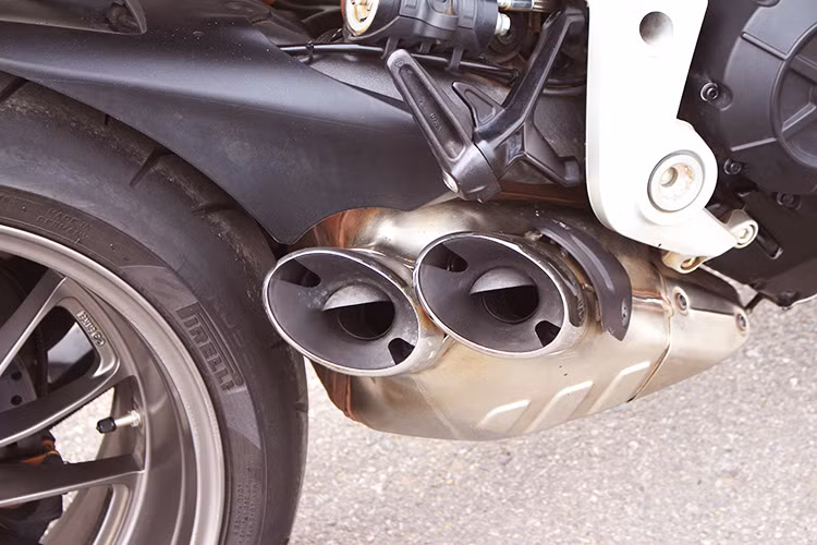 Khác với những mẫu cruiser thuần chất với kiểu thiết kế ống xả đặt dài ra phía sau - trên XDiavel, cụm ống xả kép đặt gọn gàng bên hông xe với hai đầu thiết kế sát với nơi để chân người lái khá ấn tượng.