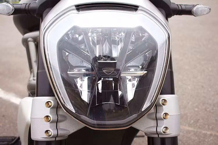 Ngay từ cái nhìn trực diện, có thể thấy XDiavel mới có thiết kế tương tự như "những người anh em" khác của Ducati hiện nay với đèn pha LED nổi bật, được tích hợp thêm đèn chiếu sáng ban ngày DRL (Daytime Running Light). Hai đèn xi nhan trước được thiết kế khá nhỏ với thân bọc cao su chống gãy cũng được trang bị dạng led.