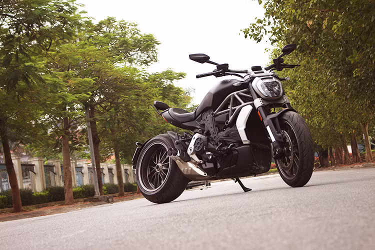  Ducati XDiavel 2016 là mẫu xe giao thoa giữa những "phẩm chất" của một chiếc Ducati truyền thống, cùng với sự dễ điều khiển ở mọi tốc độ của một chiếc cruiser. Đó là ý nghĩa của chữ "X" trong tên gọi của xe - nó cũng chính là mẫu power cruise đầu tiên của hãng xe môtô đình đám nước Ý.