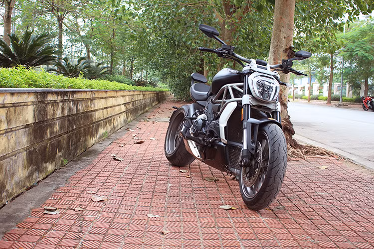 Ducati Việt Nam đã chính thức ra mắt chiếc cruiser mới phiên bản XDiavel với hai phiên bản thường và S được lắp ráp tại Thái Lan tới tay người tiêu dùng Việt. Mức giá cho phiên bản thường Black là 756,9 triệu đồng, phiên bản S là 863.9 triệu đồng cùng với đó là chế độ bảo hành chính hãng 02 năm không giới hạn Km.