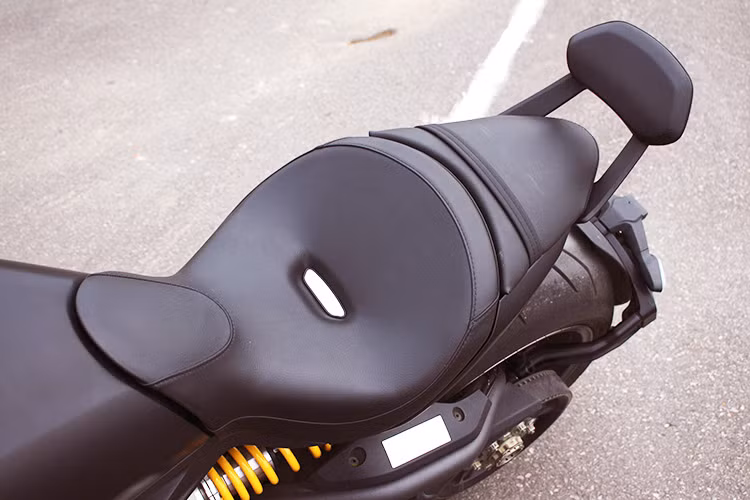 Ducati XDiavel có thiết kế vận hành linh hoạt, người dùng có thể tùy chỉnh 60 tư thế lái bằng việc điều chỉnh vị trí để chân 4 vị trí, 5 tư thế yên và 3 góc tay lái tùy biến. Xe được thiết kế với góc nghiêng vào cua 40 độ, yên xe dành cho 2 người với tựa lưng cho người ngồi sau tháo rời ra khi không sử dụng.