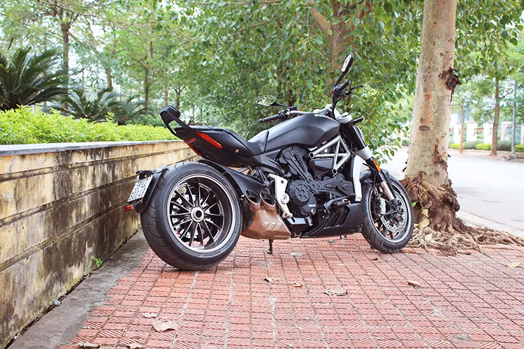 Ducati cũng cung cấp 3 gói phụ kiện cá nhân tùy chọn kèm theo XDiavel gồm: gói thể thao (Sport Pack) với tay lái thể thao, bảo vệ tay lái, nắp bình xăng thiết kế riêng, vành đúc bằng nhôm; gói đường trường (Touring Pack) có ghế ngồi tiện nghi, túi hít bình xăng và thêm chắn gió cao. Gói đường phố - Urban Pack có chi tiết nắp bình dầu trên hệ thống phanh trước, sau, hệ thống côn và che két nước mát bằng cacbon, bổ sung ốp che nhông trước, ốc gắn khung và gù tay lái.