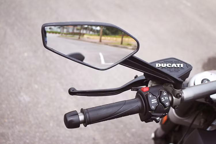 Đặc biệt mẫu xe này cũng không sử dụng chìa khoá dạng điện truyền thống mà chỉ sử dụng với một nút bấm khi khoá điện tử đi cùng với người lái. Cũng giống như chìa khoá xe hơi hiện nay, nó cũng có công tắc tắt, bật. Các nút bấm trên xe được thiết kế hợ lý với hệ thống sưởi, nút chuyển chế độ lái cùng xi nhan, đèn, còi và nút khởi động...