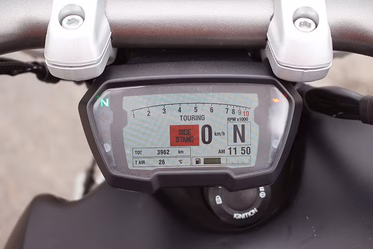  Hệ thống treo trước sử dụng giảm xóc song song hành trình ngược có thể tùy chỉnh. Ngay sau ghi-đông là đồng hồ trung tâm hiển thị với màn hình màu TFT cung cấp đầy đủ các thông tin vận hành, chế độ lái Track/Full/City…và tích hợp hệ thống giải trí kết nối Bluetooth.