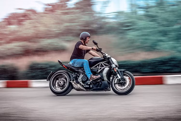 Sở dĩ XDiavel đạt được sức mạnh này chính là nhờ động cơ được trang bị hệ thống van biến thiên với tên gọi Desmodromic Variable Timing (DVT). Bên cạnh sức mạnh của cỗ máy, những trang bị công nghệ hiện đại nhất cũng xuất hiện trên mẫu xe mới này giúp cho người sử dụng có thể an toàn hơn trên mọi cung đường.