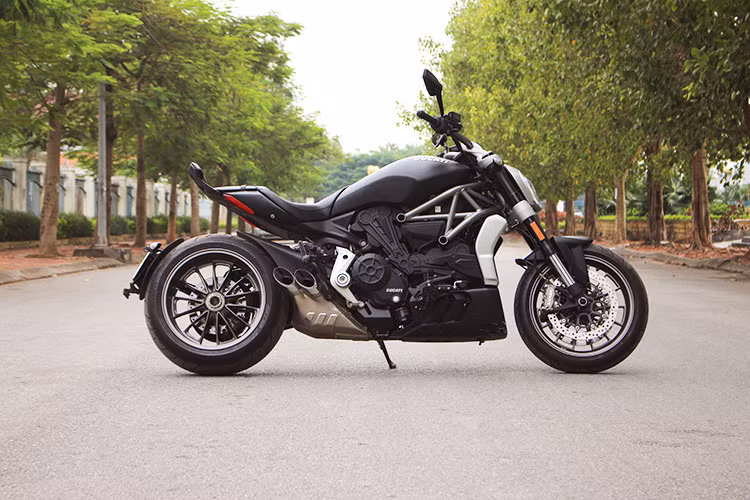 Tại triển lãm EICMA 2015 vừa qua ngoài Ducati XDiavel, phiên bản S của mẫu xe này từng được bình chọn là mẫu xe đẹp nhất Thế giới. Xe sở hữu những đường nét góc cạnh vuông vức trên đèn pha rồi trải xuống bình xăng và xoay quanh trung tâm là khối động cơ với ngoại hình hoàn toàn mới.