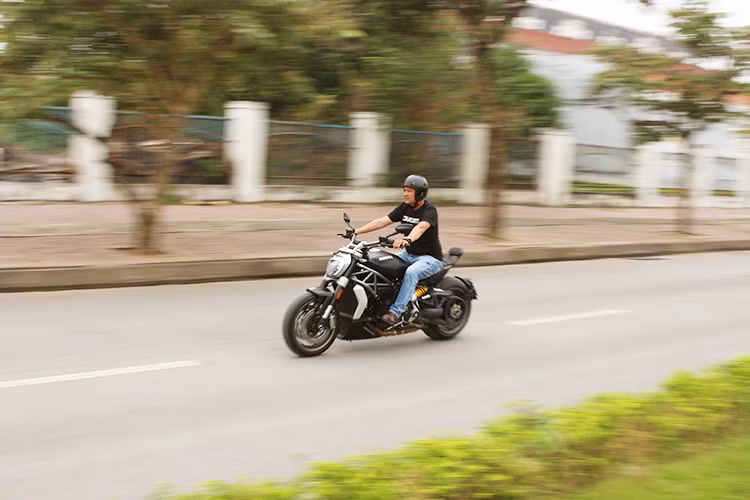 Hệ thống đo lường quán tính (IMU) của Bosch cung cấp thông tin vận hành của xe trên trục đo 3 chiều. Hệ thống IMU kết hợp với các hệ thống điện tử kiểm soát động cơ, hệ thống phanh cung cấp cho XDiavel thêm những tính năng vận hành đa dạng, linh hoạt và an toàn hơn. 