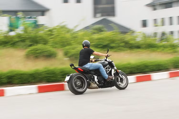 Hệ thống kiểm soát lực bám đường (DTC), 3 chế độ lái (Riding Modes: thể thao, đường trường, đường phố), ABS trong cua, Cruise Control và đặc biệt là hệ thống kiểm soát đề-pa (DPL - Ducati Power Launch). Với hệ thống điện tử DPL, XDiavel mang đầy chất thể thao đặc trưng của một mẫu xe đua drag, nhưng vẫn an toàn và linh hoạt cho người lái.