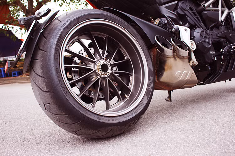 Trên mẫu xe mới này, nó được trang bị bộ mâm đa chấu bằng hợp kim màu khói ngầu hơn so với người tiền nhiệm (phiên bản S sở hữu bộ mâm 6 cánh kép). Đi kèm với đó là bộ lốp đến từ Pireli mang tên Diablo Rosso II với kích thước 120/70-17 cho phía trước và 240/45-17 cho phía sau.