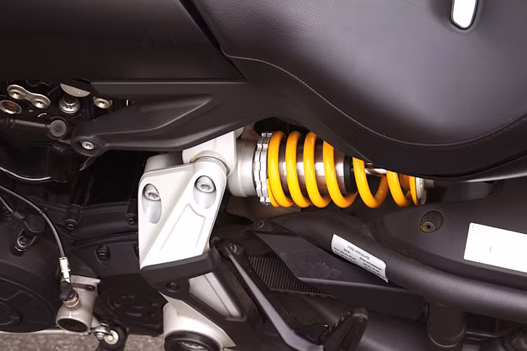 XDiavel được trang bị các hệ thống điện tử hỗ trợ, bao gồm: bộ phun xăng điện tử do Bosch cung cấp, hệ thống điều khiển bướm ga điện tử ride-by-wire, hệ thống phanh ABS, các chế độ lái tự động (Riding mode) bao gồm Urban/Sport/Touring, hệ thống phanh ABS, hệ thống kiểm soát lực kéo chống trượt Ducati Traction Control…