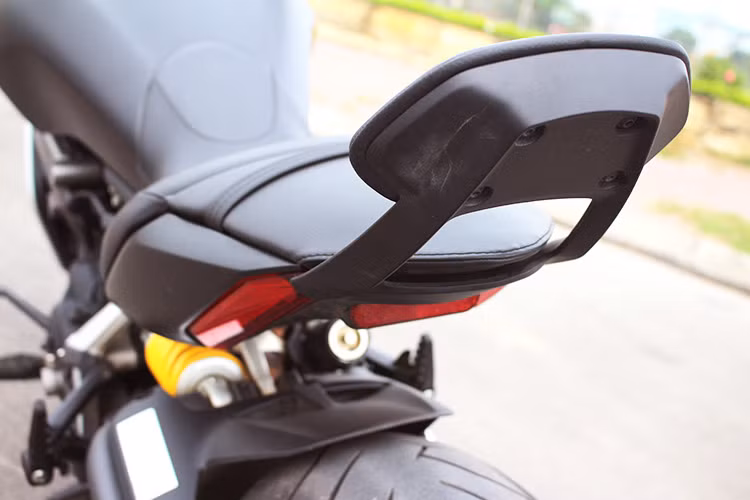  Ducati XDiavel là một mẫu xe cruiser mang tư tưởng phóng khoáng, khác biệt hẳn với chất thể thao bảo thủ truyền thống. Xe sở hữu chiều dài 2.310 mm, rộng 1.010 mm, cao 1.133 mm, chiều cao yên 755 mm và trọng lượng khô ở mức 220 kg. Phần đèn hậu của xe được tích hợp xi nhan thành một khối tổng thể và cũng như đèn pha, nó được trang bị dạng full led.