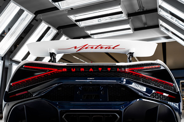 Một chiếc sở hữu ngoại thất màu trắng White Glacier kết hợp phần thân dưới màu xanh Blue Carbon. Chiếc còn lại có màu đen Black Carbon đi kèm các chi tiết xanh Bugatti Light Blue Sport nổi bật.