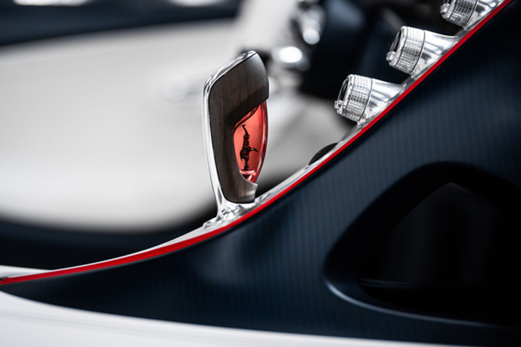 Đặc biệt, chủ nhân chiếc Bugatti W16 Mistral màu trắng đã lựa chọn trang trí bằng quốc kỳ Pháp và Mỹ nhằm tri ân nguồn gốc và lịch sử của thương hiệu Bugatti.