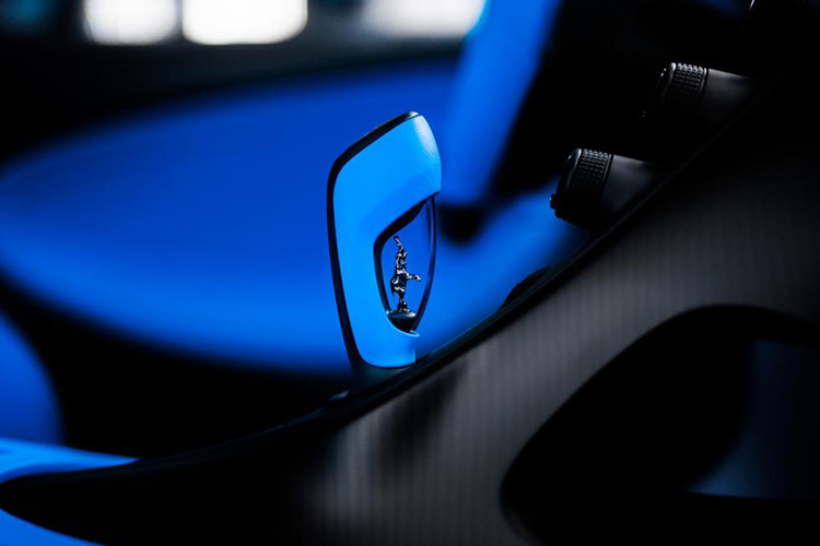 Cả hai chiếc đều được trang bị cần số làm từ gỗ cao cấp kết hợp hổ phách, với bức tượng "Dancing Elephant" của nghệ nhân Rembrandt Bugatti được chạm khắc tinh xảo. Chi tiết này mang tính biểu tượng lịch sử và cũng được thêu trên tựa đầu ghế ngồi.