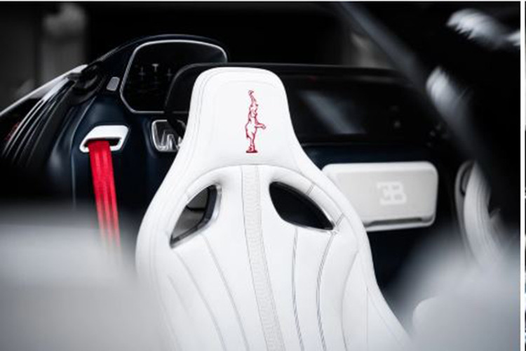 Bugatti W16 Mistral được trang bị cụm đèn hậu dạng chữ X, không chỉ tối ưu tính khí động học mà còn giúp làm mát khoang động cơ. Logo Bugatti thiết kế 3D được tích hợp tinh tế bên trong cụm đèn này, tạo điểm nhấn đặc trưng.