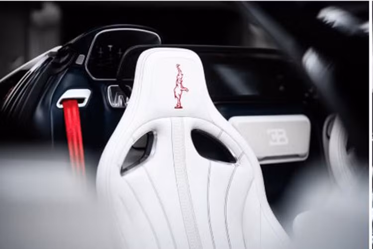 Bugatti W16 Mistral được trang bị cụm đèn hậu dạng chữ X, không chỉ tối ưu tính khí động học mà còn giúp làm mát khoang động cơ. Logo Bugatti thiết kế 3D được tích hợp tinh tế bên trong cụm đèn này, tạo điểm nhấn đặc trưng.