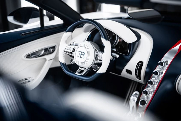 Bên trong khoang lái, chiếc W16 Mistral màu trắng có nội thất bọc da cao cấp tông màu trắng chủ đạo, kết hợp với các chi tiết sợi carbon và đường chỉ xanh Lake Blue tương phản.