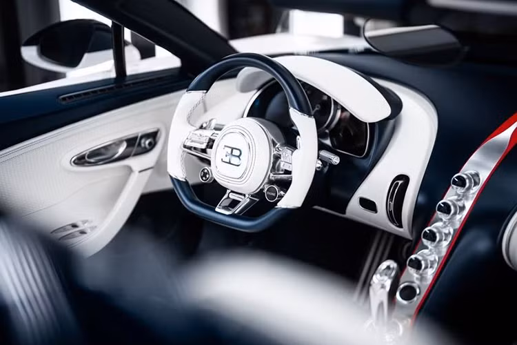 Bên trong khoang lái, chiếc W16 Mistral màu trắng có nội thất bọc da cao cấp tông màu trắng chủ đạo, kết hợp với các chi tiết sợi carbon và đường chỉ xanh Lake Blue tương phản.