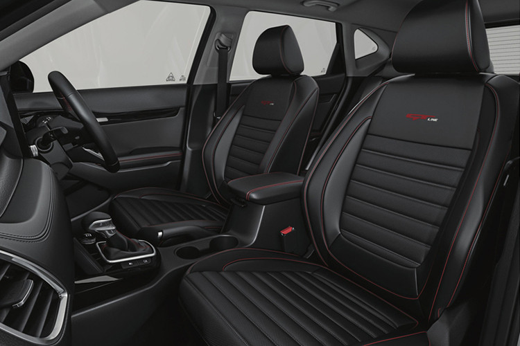 Tại Indonesia, bản cao cấp nhất sẽ có cửa sổ trời cùng vô lăng vát đáy thể thao trong khi bản thường chỉ là dạng tròn truyền thống. Một số trang bị khác bao gồm hệ thống âm thành gồm 8 loa Bose, khởi động nút bấm, phanh đỗ xe điện tử, sạc không dây, màn hình kỹ thuật số chỉnh điều hòa,…