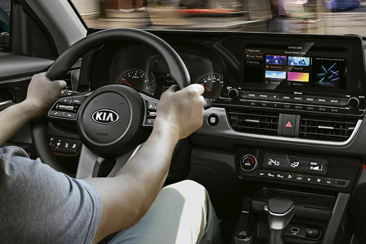 Không chỉ vậy, nội thất bên trong của mẫu xe Kia Seltos 2021 cũng có phần tương đồng với người anh em Hyundai Kona khi màn hình giải trí trung tâm có kết nối Android Auto và Apple CarPlay được đặt nổi.