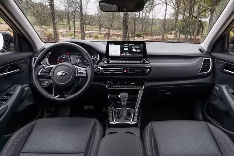 Tất nhiên những động cơ này khi được lắp đặt sang Kia Seltos sẽ được điều chỉnh để phù hợp với khung gầm mới nhưng có lẽ sẽ không chênh lệch nhiều. Xe được phát triển dựa trên cơ sở gầm bệ chung với Hyundai Kona cho chiều dài 4.375 mm, rộng 1.800 mm, cao 1.615 mm nếu không có baga nóc và chiều dài cơ sở mức 2.630 mm, hứa hẹn một không gian nội thất rộng rãi.