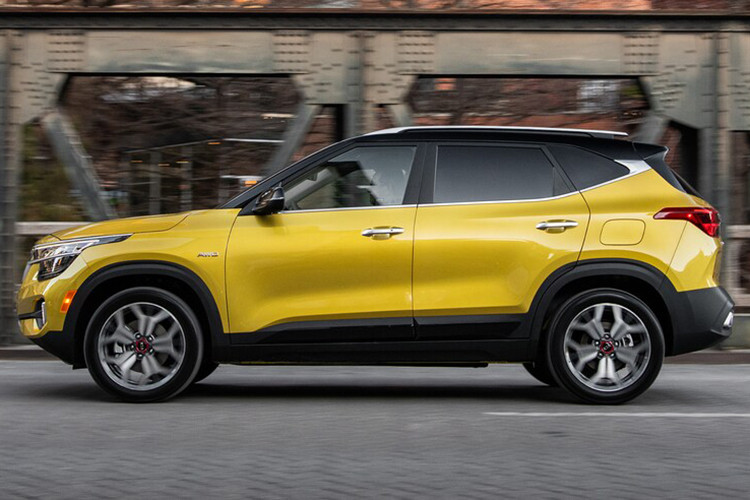 Nếu Kia Seltos tại Việt Nam xuất hiện vào quý IV như tin đồn trước đó thì sẽ không có quá nhiều ý nghĩa bởi Nghị định 70/2020/NĐ-CP giảm 50% lệ phí trước bạ cho các dòng ôtô sản xuất, lắp ráp trong nước sẽ chỉ có hiệu lực đến hết năm nay. Vì vậy, việc ra mắt sớm sẽ giúp Kia Seltos thu hút được sự quan tâm của khách hàng, điều này đặc biệt quan trọng khi Hyundai Kona hiện đang thống trị tuyệt đối phân khúc SUV cỡ B.