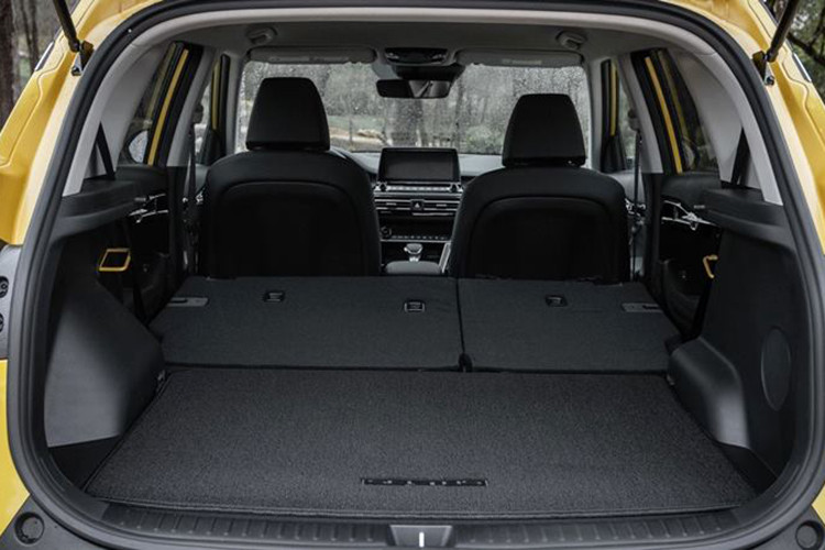 Các trang bị an toàn nổi bật của Kia Seltos tại thị trường này gồm có 6 túi khí, hệ thống chống bó cứng phanh ABS, phân bổ lực phanh điện tử EBD, cân bằng điện tử ESC, hỗ trợ khởi hành ngang dốc, camera lùi và cảm biến đỗ xe.