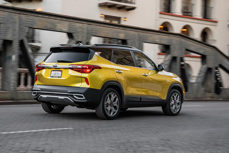 Trước đó, theo hình ảnh được cho là rỏ rỉ từ nội bộ, nhiều khả năng Kia Seltos sẽ được phân phối với 4 phiên bản cùng 2 tùy chọn động cơ 1.4L hoặc 1.6L. Theo dự đoán, rất có thể THACO sẽ tận dụng những loại động cơ có sẵn ví dụ như máy xăng 1.4L thuộc mẫu sedan hạng B Kia Soluto hoặc máy xăng 1.6L trên mẫu sedan hạng C Kia Cerato.