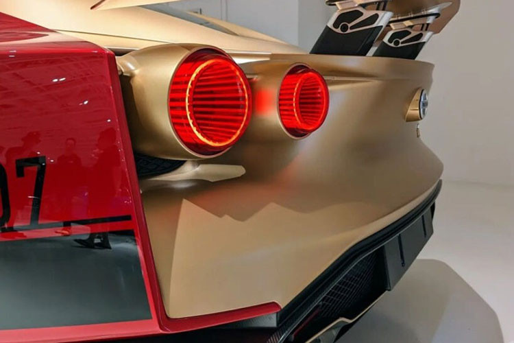 Dàn siêu xe của vị đại gia này đều được giới hạn sản xuất chẳng hạn như Ferrari 488 Pista Piloti, Lamborghini Aventador SVJ63 Roadster và sau cùng là 2 thương hiệu xe hypercar với Pagani có Huayra BC Roadster và Koenigsegg Agera RS có thân vỏ bằng sợi carbon cùng chiếc xe siêu sang Rolls-Royce Phantom VIII.