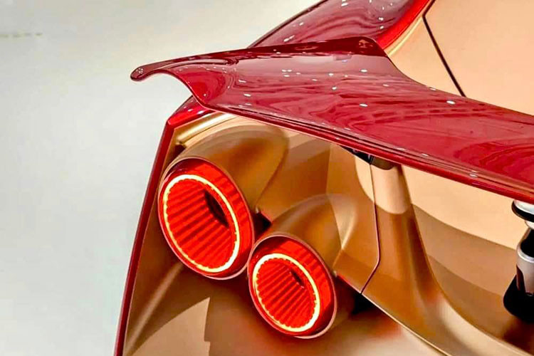 Về chiếc Nissan GT-R50 bản IronMan của đại gia Singapore, nó được phát triển dựa trên nền tảng chiếc GT-R Nismo. Xe có kích thước tổng thể dài, rộng, cao lần lượt 4.784 x 1.992 x 1.316 (mm), dài và rộng hơn phiên bản Nismo khoảng 100 mm nhưng có chiều cao hạ thấp hơn khoảng 50 mm. Tuy nhiên, chiều dài cơ sở của 2 mẫu xe như nhau.